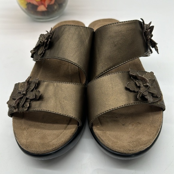 Dansko Gold Slip On Sandals with Flower EU Size 39 DAN7003A - Picture 2 of 7